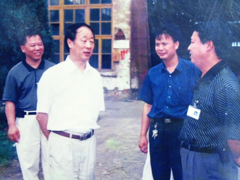 2001��7�¹����и����L(zh��ng)�O���Ŀ����V���a(ch��n)�F(xi��n)��(ch��ng)